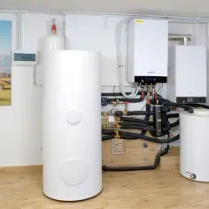 Nowoczesna kotłownia z dwoma kotłami gazowymi Viessmann, zasobnikiem i instalacją hydrauliczną.