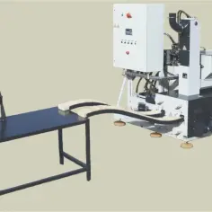 Prasa do trocin z taśmociągiem i stołem roboczym, produkująca sprasowane brykiety.