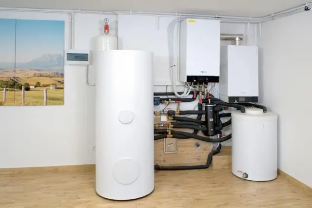 Nowoczesna kotłownia z dwoma kotłami gazowymi Viessmann, zasobnikiem i instalacją hydrauliczną.